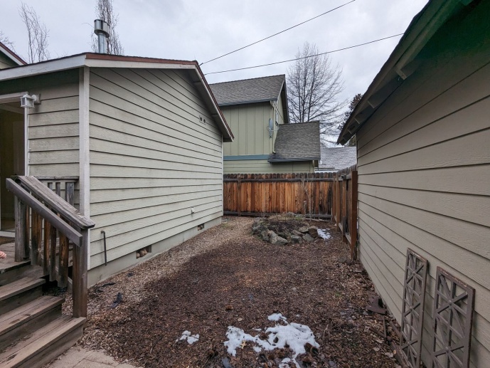2x1.5 with fenced yard off of Newport Ave. 