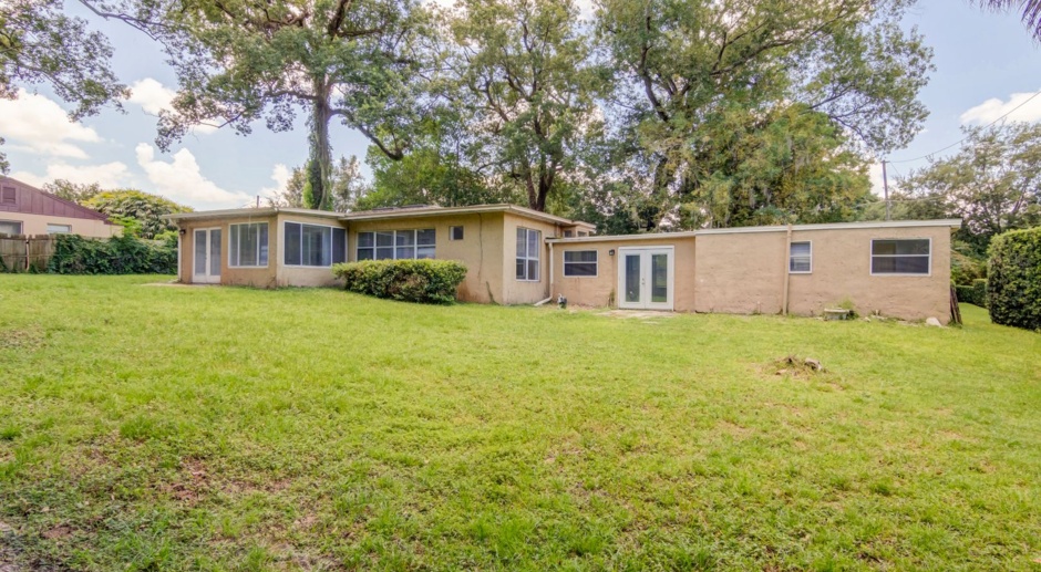Charming 3bed / 3bath Home FOR RENT located on Lake Sue Drive in Orlando! 