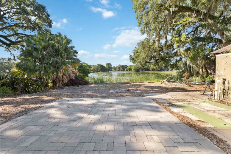 Beautiful Remodeled 3/2 Lakefront Home On 1.4 Acres on Lake Hourglass - NO HOA