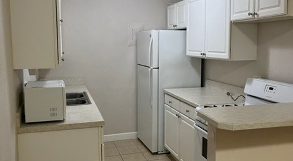 Two weeks Free Rent - ask about lease term! Summit House! 1 Bedroom, 1 Bath Near UF Health, VA & Vet School
