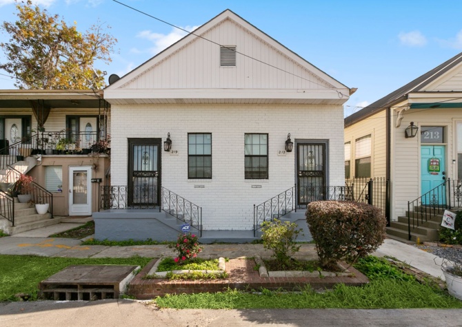 Houses Near 2 Bedroom in the Heart of Uptown! Must See!