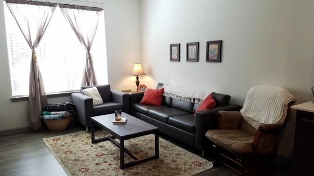 (OFFERING PAYMENT OF HALF 1st MONTH) 1 Bedroom Apartment Summer Lease - Room B