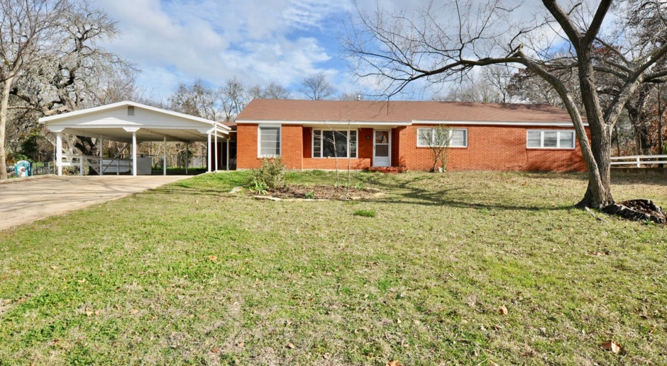 FOR LEASE! Nice 5 BR - 3 Bath - 2,600+ sf Brick Home in Great Location on Quiet Street in Weatherford.