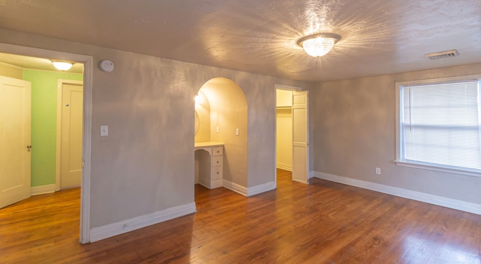 * $250 Off Move-In Special * Charming 2-Story Urban Oasis near NW 23rd St & May Ave – Modern Comforts and Convenience Await!