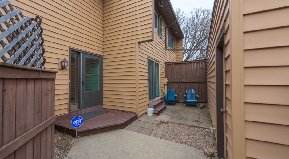 Rare Minnetonka schools 2 bed townhouse for rent! 