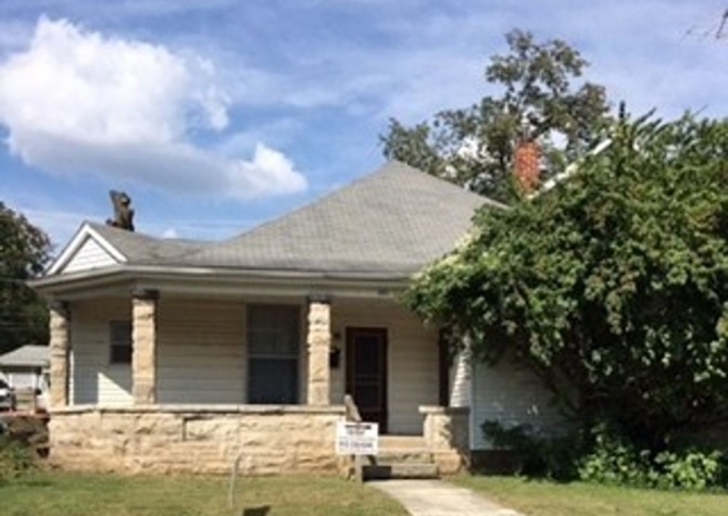 Houses Near 1 Bedroom, 1 bath duplex located on West side of Bloomington: Spring Reduction for August 2024 Move-Ins!