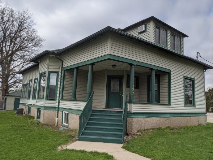2-bedroom, 1-bath apartment across from Kinnick and UIHC