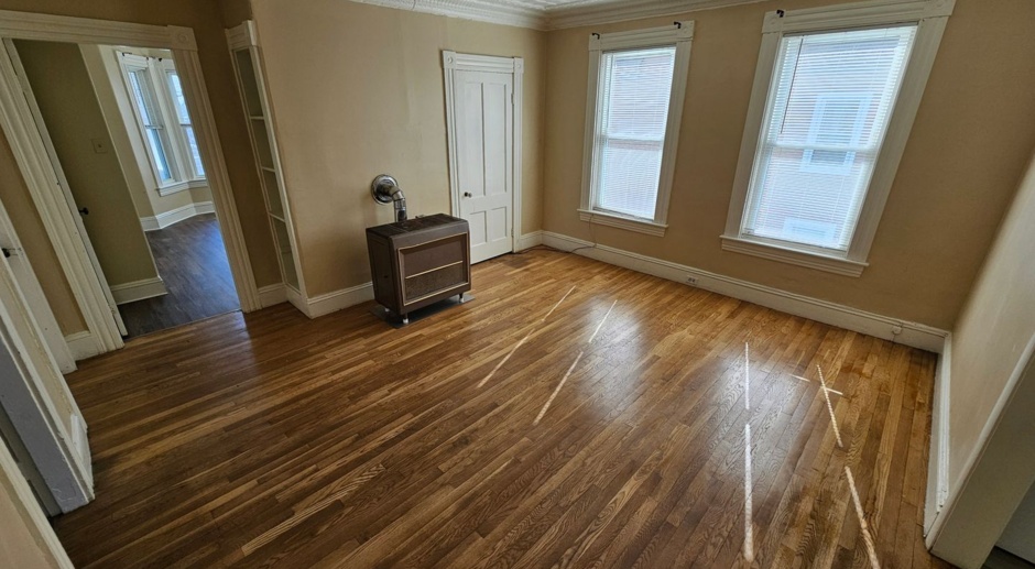 $1900 - 3 Bed / 1 Bath Apartment in West Manchester's Rimmon Heights with a Semi-Private Balcony!