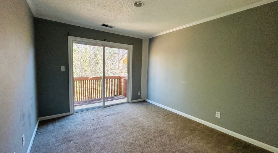 Amazing location! 3 bedroom 2.5 bath townhouse located near the corner of New Garden Rd and Battleground Ave. Walk to Guilford battleground park.