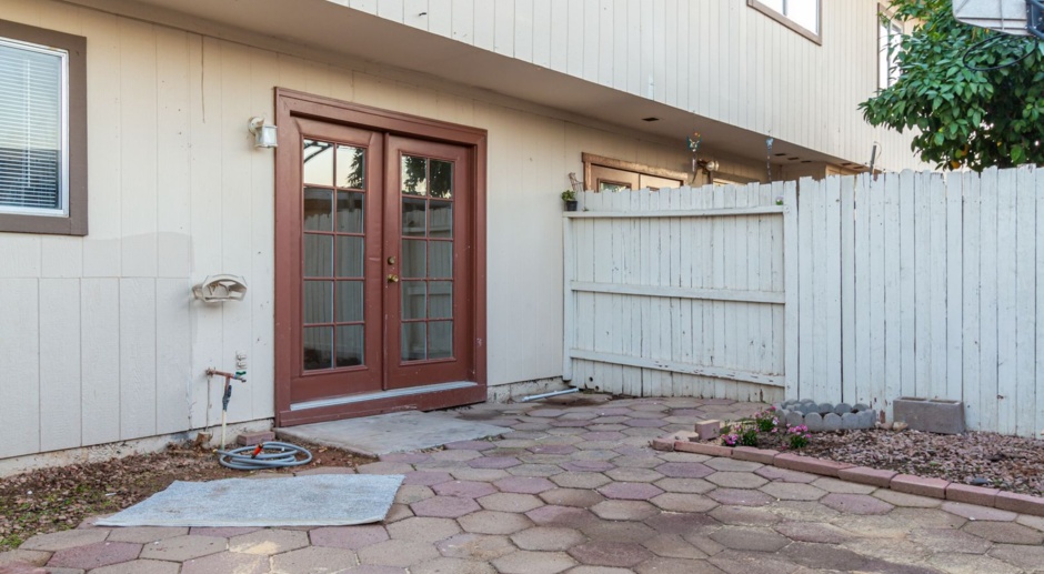 Captivating 3 Bed/2.5 Bath Townhouse in South Tempe!