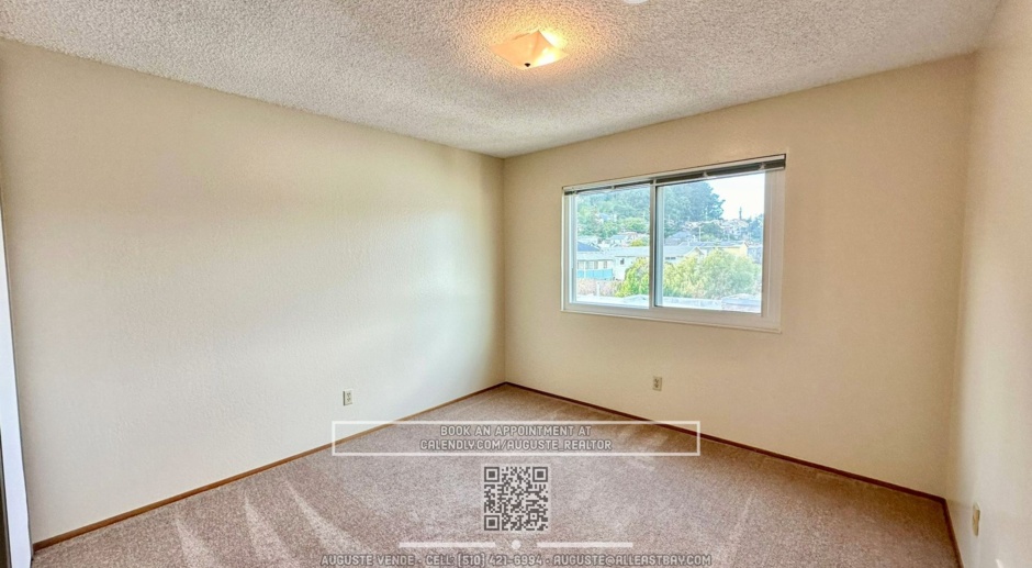 Top-Floor Apartment w/ Dedicated & Covered Carport in the Heart of Albany