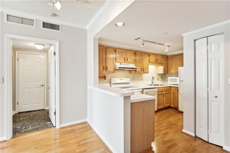 Beautiful 1|1 unit in sought after Mayfair Tower!