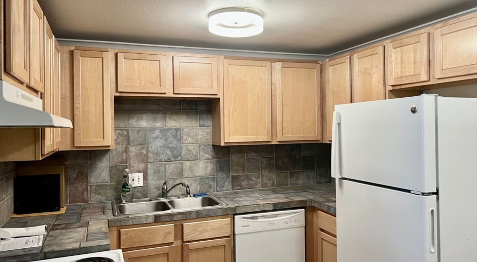 2 bd/1.5 ba unit in CapHill *Leasing Special!*