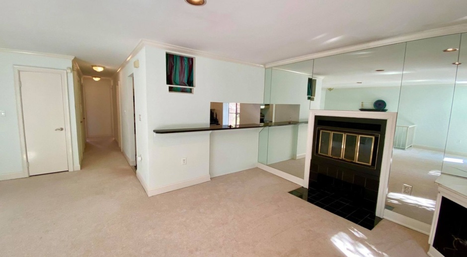 Stunning & Bright 2 Bed/2 Bath Condo on W Lee St - Parking spots included!
