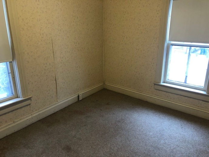 Spacious 2-bedroom Upper Apartment Near Downtown