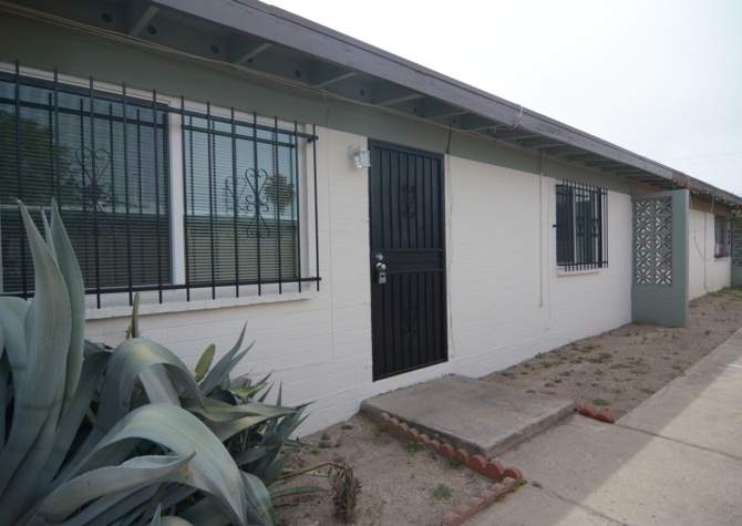 Houses Near Remodeled 2 Bedroom 1 Bath Triplex! Close to the UofA!