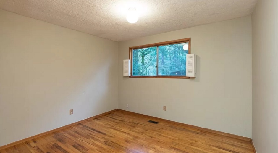 *15 days free rent!* Charming Mid-Century Ranch on a Large Lot in the Gorgeous Lake Grove Neighborhood!