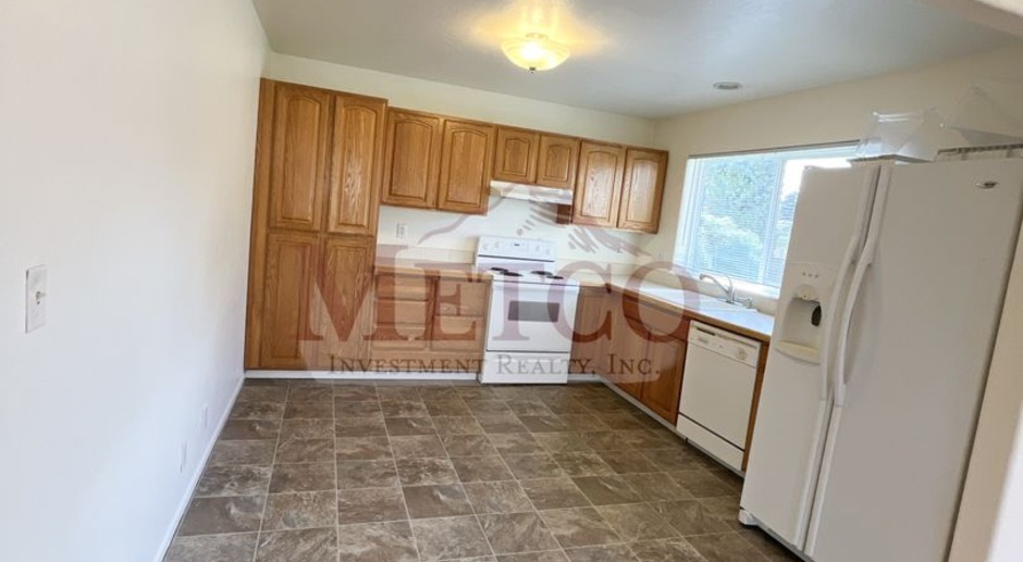 3+ bedroom, 2 1/2 bath home close to Valley River Center