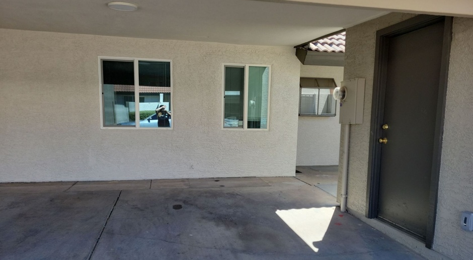 Clean! 2 bed 2 bath Town-home in Central Phoenix - Gated - Pool!