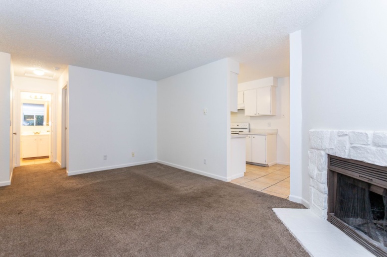 Spacious 2x2 in Tukwila!  First Month 1/2 Off!! W/D In Unit!