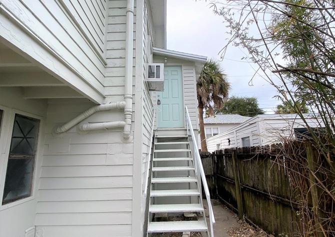 Houses Near 1/1  Wooden Oaks of St. Pete Offers Coastal Apartment!