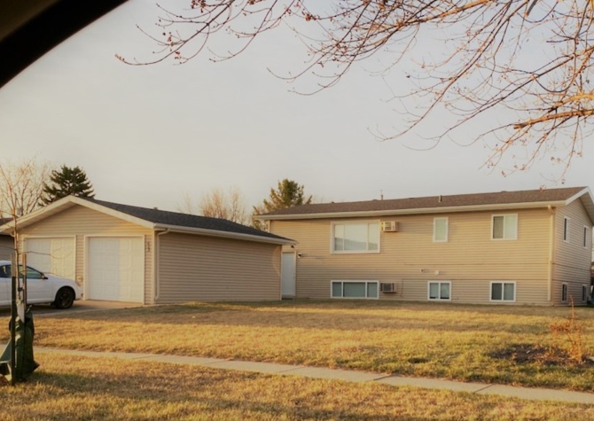 Houses Near 3 Bed / 2 Bath in West Fargo! Available NOW!!