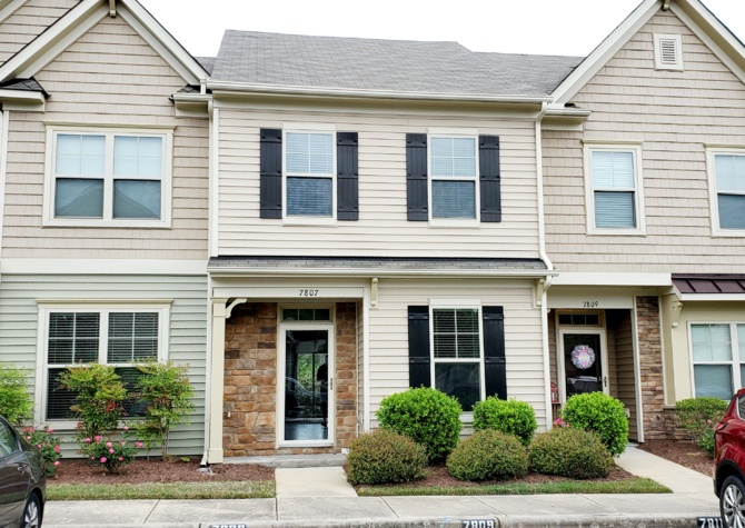 Houses Near 7807 Lillyhurst, Raleigh: Great location! Open Layout! Dual masters!