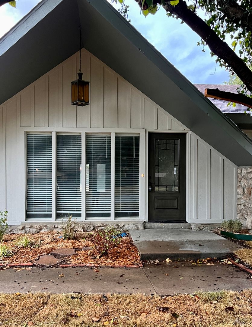 ***AVAILABLE NOW!!!***Newly Renovated Home in a very desirable Tulsa neighborhood!