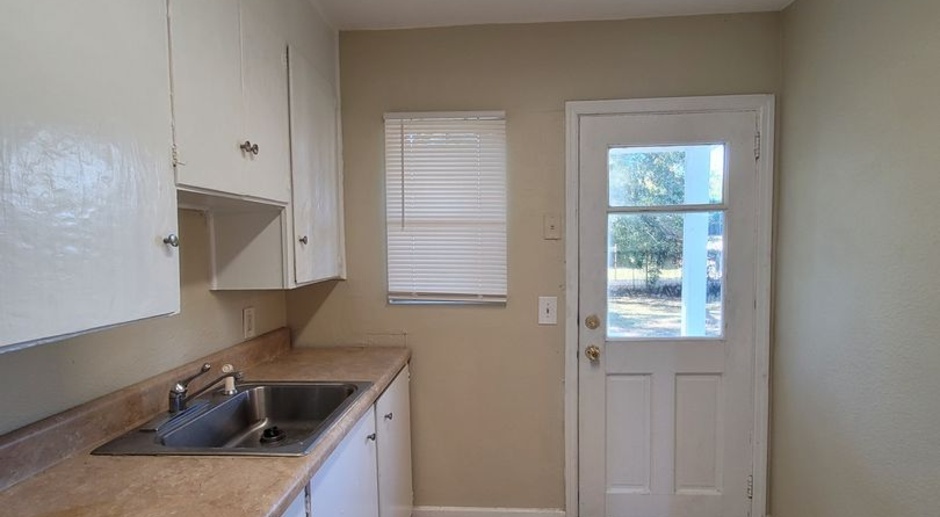 1825 N. A Street Pensacola, FL 32501 Ask us how you can rent this home without paying a security deposit through Rhino!