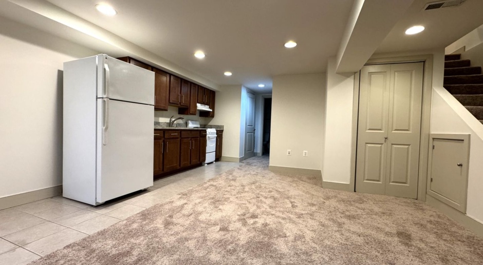 Columbia Heights Townhome 4 Bedroom incl. Mother-in-law Suite Parking & Balcony