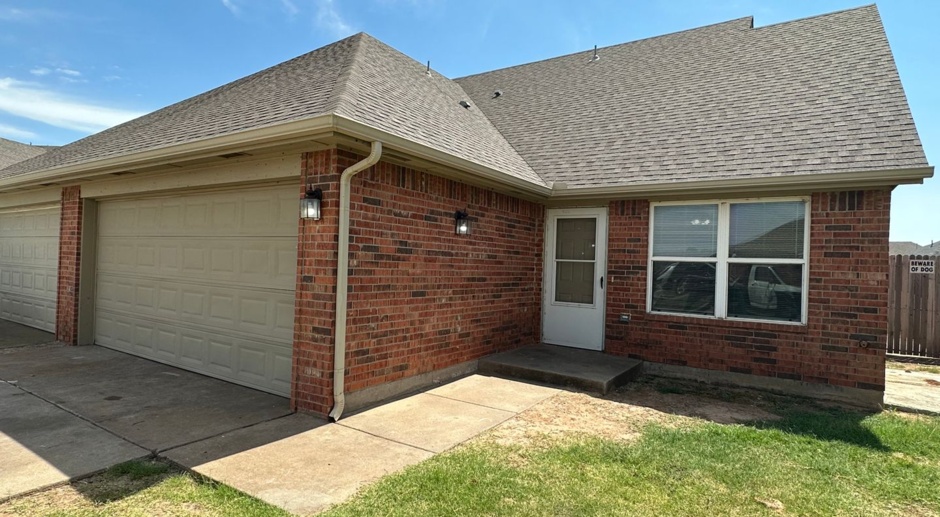 3 BEDROOM 2 BATHROOM DUPLEX - MUSTANG SCHOOL DISTRICT!!! *****SPRING SPECIAL*****REDUCED RATE OF $1245.00 OR $500.00 OFF FIRST FULL MONTH AT $1295.00*****