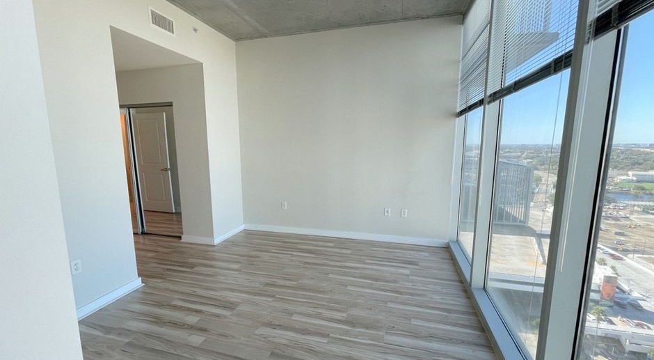 Downtown1BR/1BA condo located on 19th floor in Skypoint.