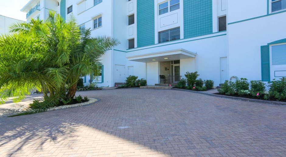 ** CARRIAGE CLUB PRIVATE CONDO ON THE BEACH WITH DIRECT VIEWS OF GULF OF MEXICO ** BEACH AND SUNSET VIEWS FROM ALL ROOMS ** MOORINGS ** 2/2 EN SUITE BEDROOMS AND BATHS **
