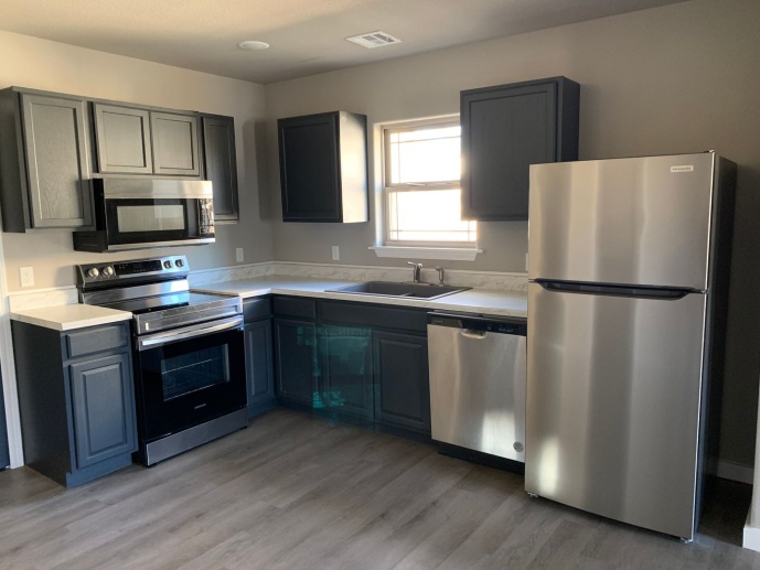 Rent decrease! New 3 bedroom/ 1 bathroom home in the heart of Joplin! Close to shopping and restaurants, paired with a neighborhood setting. New appliances! Come check it out!!