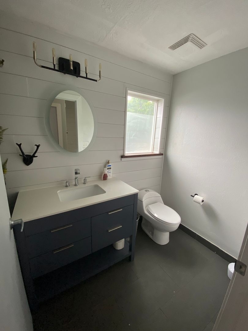 Sleek & Modern 2 bedroom 1 1/2 bathroom condo home in Amazing Downtown Location! PET FRIENDLY!