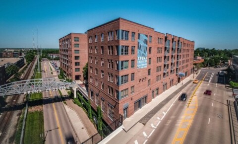 Apartments Near DeVry 1 BR + Den | Arena District | Arena Crossing Apartments for DeVry Columbus Students in Columbus, OH