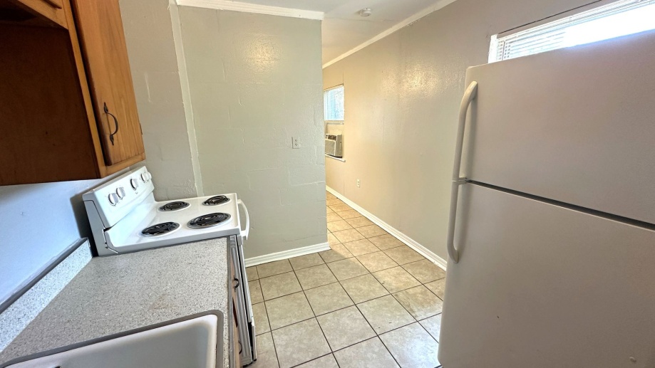 CUTE 2/1 Townhouse w/ Tile Floors Throughout, Walk to FSU and Nightlife! $875/month Available Now!