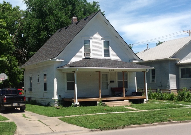 Houses Near 2410 Holdrege. Nice 4 bed 2 bath W/D included