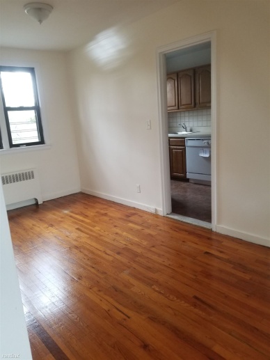 Updated 2 Bedroom Apartment in Garden Style Complex - H/HW- Laundry/ Located in New Rochelle