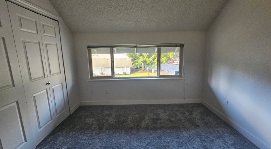 Federal way remodeled 1 bedroom & 1 bath condo loft style floor plan s/carport & Laundry in unit- Available NOW!