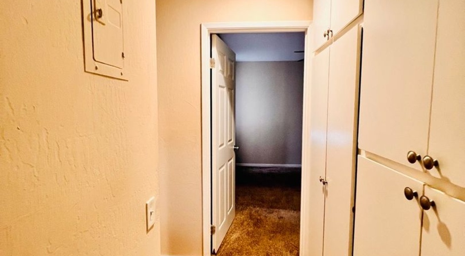 Lovely 1 Bedroom, 1 Bath Apartment. Waiting for You to Make it Home!
