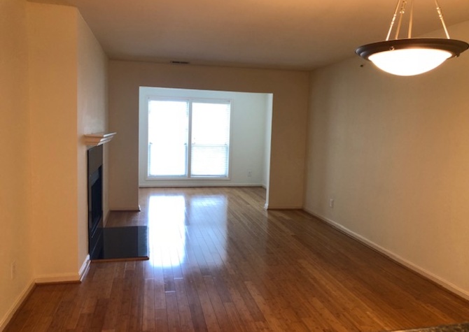 Houses Near Largest 1BR in area at over 850 Sq Ft!