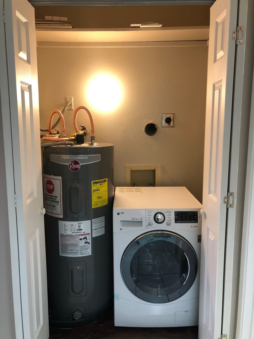 Clean, Minimalist One Bedroom Apartment w/ washer-dryer