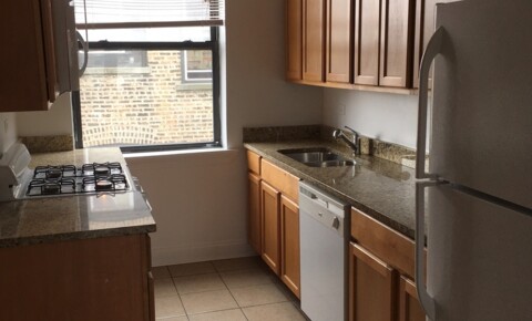 Apartments Near Rush 2-Bedroom, Top-Floor Condo in North Rogers Park for Rush University Students in Chicago, IL