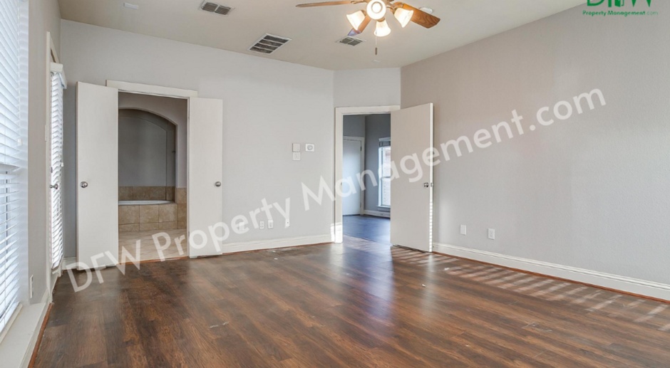 Elegant and Spacious 2-Bedroom Townhome with Rooftop View in Dallas