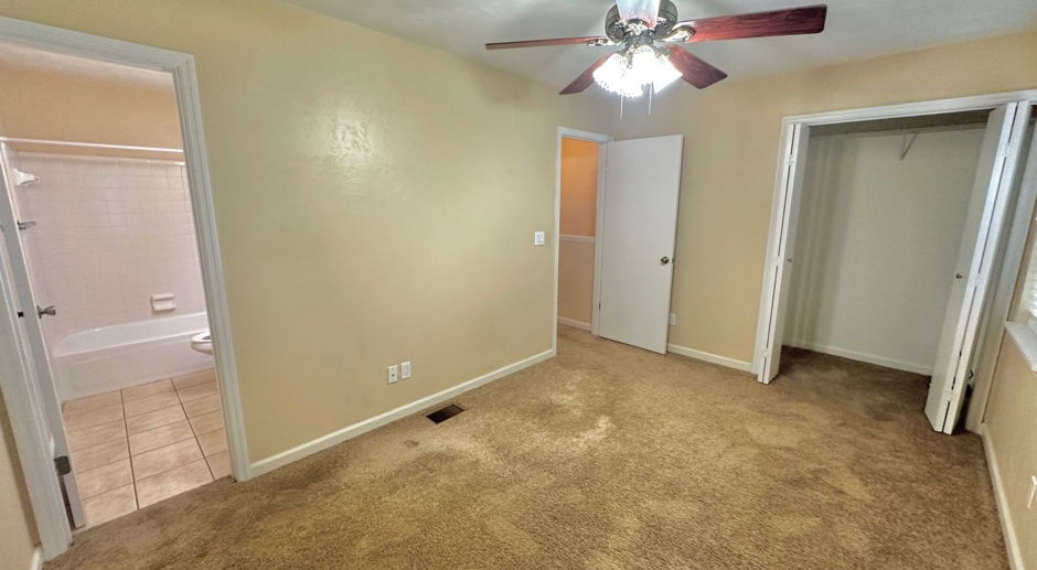 LOVELY 2/2.5 NW Twn w/ Granite Counters, Washer and Dryer, Deck, Fenced Yard, & More! $1295/month Avail Now!
