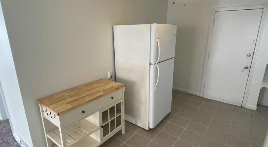 Spacious Studios & 1 Bedroom Apartments!!! Near UMKC and Rockhurst! Available NOW!
