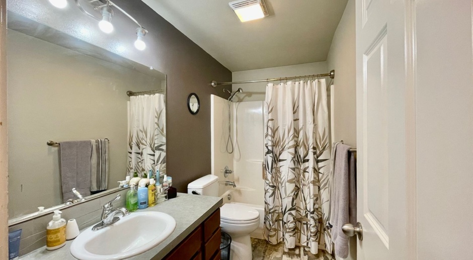 Incredible SE Hazelwood 2 Bedroom + 1 Bathroom Condo w/ included Garage and Washer & Dryer!!