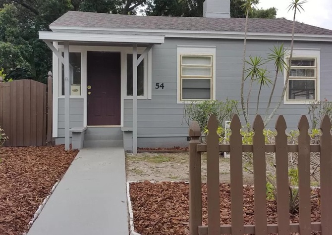 Houses Near Nice bungalow in Downtown Orlando, has a nice big Living Room next to 