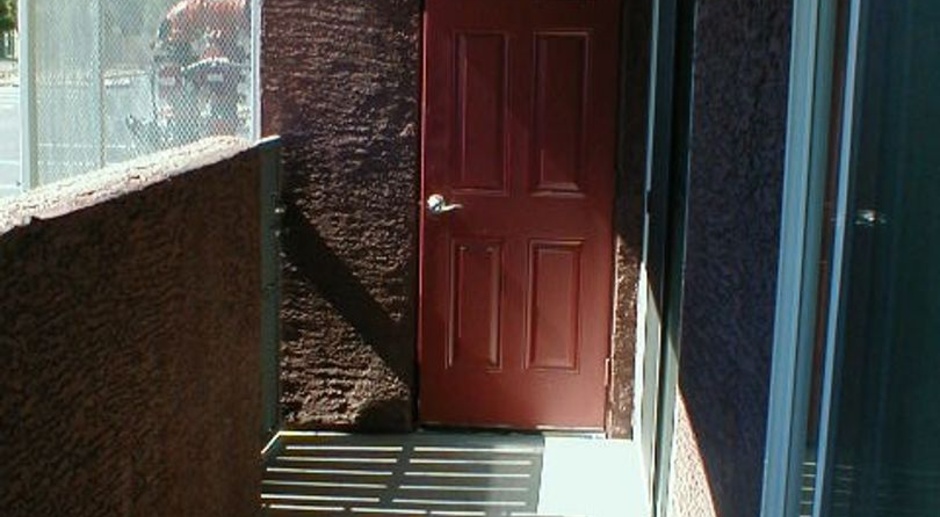 1/2 OFF FIRST FULL MONTHS RENT!!! 2 bed 2 bath Unit In The Heart of Tempe!